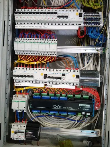 DARKOM INSTALACJE ELEKTRYCZNE I SMART HOME, KAMERY, ALARMY, NAPĘDY DO BRAM